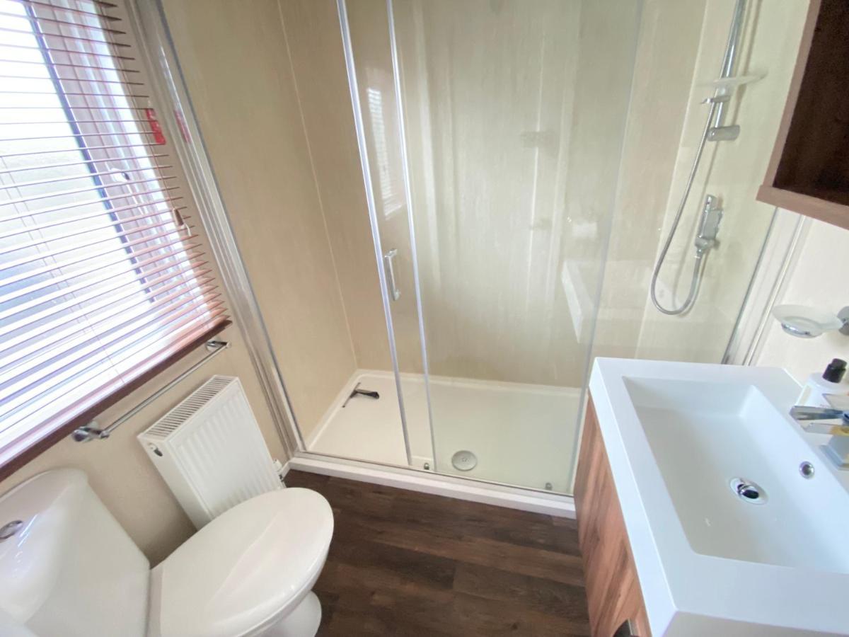 Wildflower, Premium Plus Hot Tub Lodge South Cerney Exterior photo
