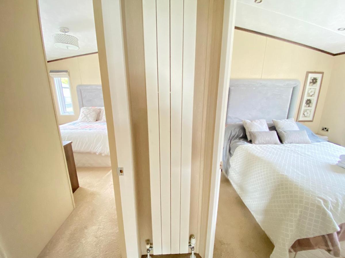 Wildflower, Premium Plus Hot Tub Lodge South Cerney Exterior photo