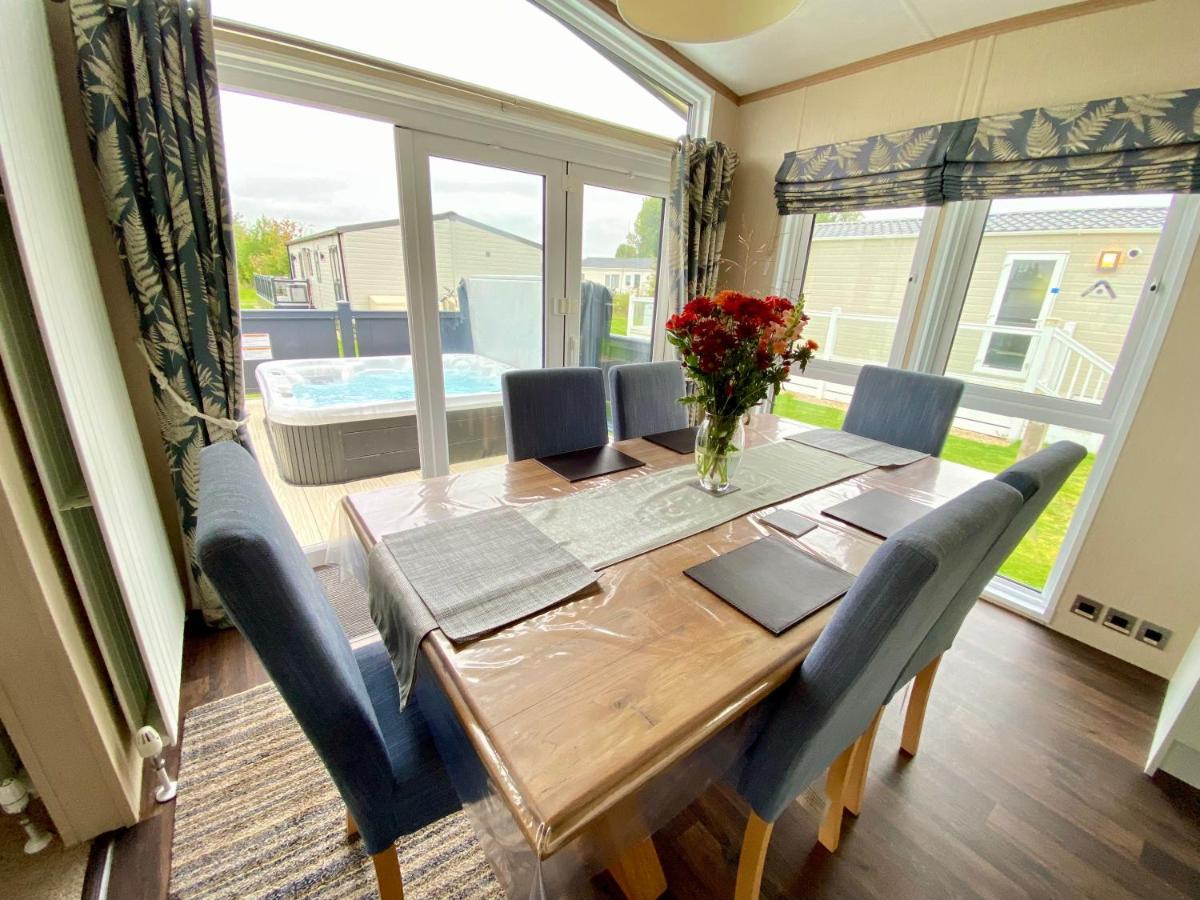 Wildflower, Premium Plus Hot Tub Lodge South Cerney Exterior photo